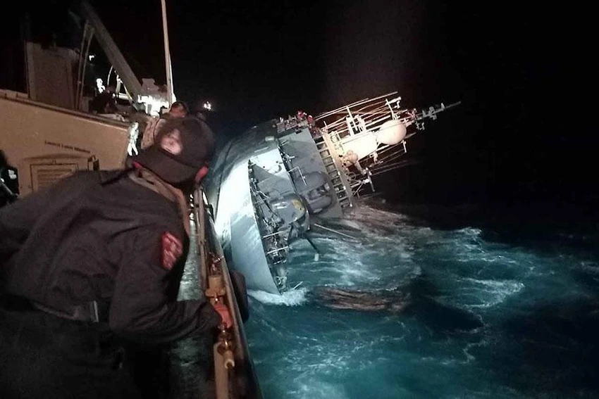 Tàu HTMS Sukhothai bị sóng đánh lật nghiêng vào ngày 18-12. Ảnh: HẢI QUÂN HOÀNG GIA THÁI LAN