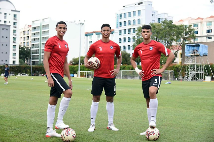 Ba anh em nhà Fandi cùng khoác áo đội tuyển nhưng tiền đạo Ikhsan Fandi (bìa phải) không thể tham dự do chấn thương. Ảnh: AFF