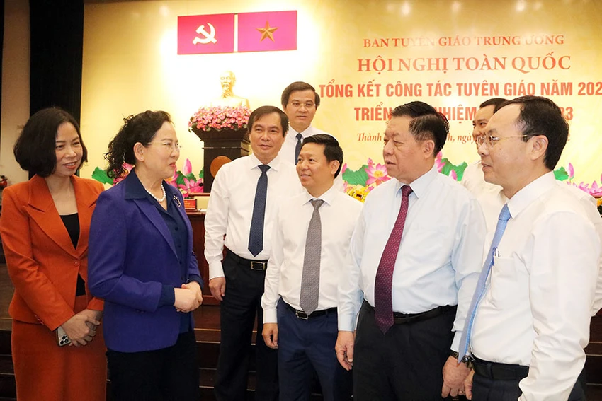 Trưởng ban Tuyên giáo Trung ương Nguyễn Trọng Nghĩa trao đổi với các đại biểu tại hội nghị vào sáng 23-12. Ảnh: TUYENGIAO Trưởng ban Tuyên giáo Trung ương Nguyễn Trọng Nghĩa trao đổi với các đại biểu tại hội nghị vào sáng 23-12. Ảnh: TUYENGIAO
