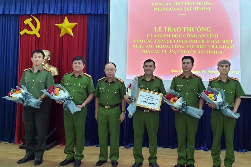 Giám đốc Công an tỉnh Bình Dương thưởng nóng cho Phòng Cảnh sát hình sự và các đơn vị phối hợp trong các chuyên án lớn. Giám đốc Công an tỉnh Bình Dương thưởng nóng cho Phòng Cảnh sát hình sự và các đơn vị phối hợp trong các chuyên án lớn.