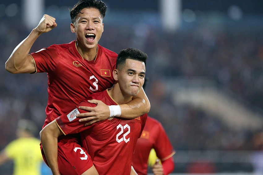 Tiến Linh và Quế Ngọc Hải, hai cầu thủ ghi bàn mở nút thắt và cắt đứt hy vọng của Malaysia. Ảnh: HẢI THỊNH