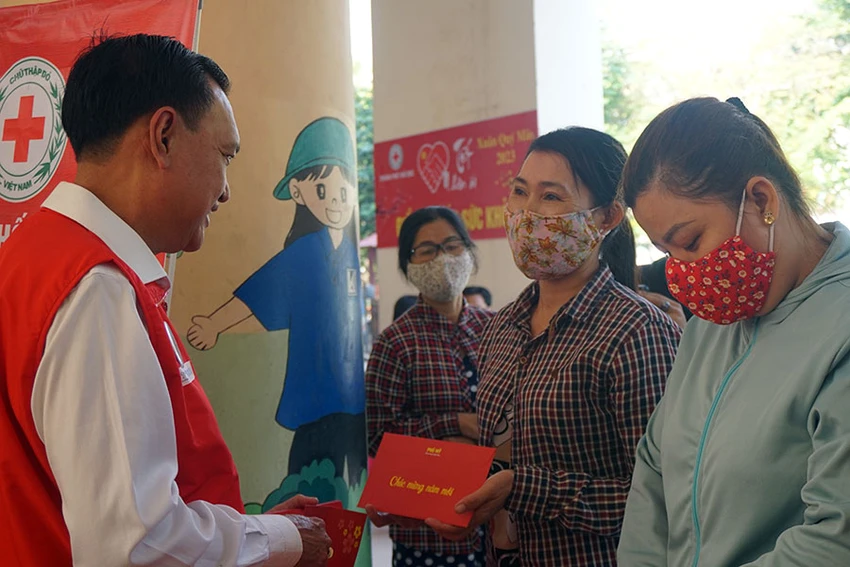 Ông Trần Trường Sơn, Ủy viên Ban Thường vụ Trung ương hội, Chủ tịch Hội Chữ thập đỏ TP.HCM, tặng quà cho người dân tại chương trình Tết nhân ái. Ảnh: NGUYỄN QUYÊN Ông Trần Trường Sơn, Ủy viên Ban Thường vụ Trung ương hội, Chủ tịch Hội Chữ thập đỏ TP.HCM, tặng quà cho người dân tại chương trình Tết nhân ái. Ảnh: NGUYỄN QUYÊN