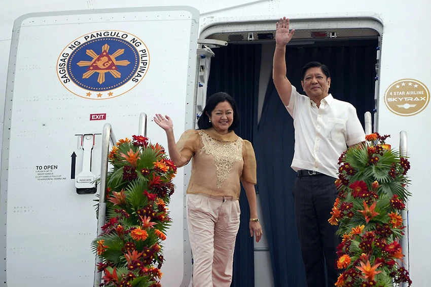Tổng thống Philippines Ferdinand Romualdez Marcos Jr. và phu nhân lên đường thăm Trung Quốc ngày 3-1. Ảnh: VCG Tổng thống Philippines Ferdinand Romualdez Marcos Jr. và phu nhân lên đường thăm Trung Quốc ngày 3-1. Ảnh: VCG