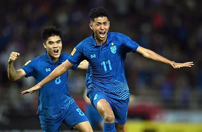 Bordin tung cú sút nâng tỉ số lên 2-0 cho Thái Lan trước khi Adisak ấn định tỉ số 3-0. Ảnh: AFF