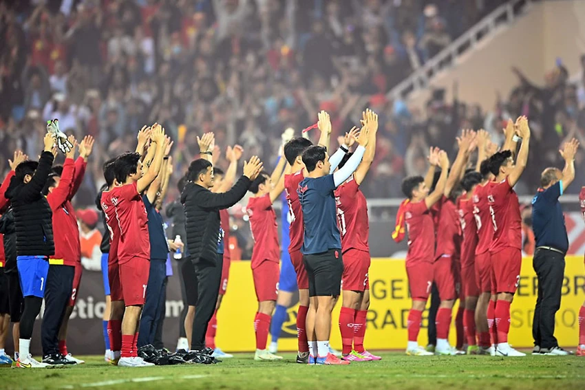 Thầy trò HLV Park Hang-seo tri ân người hâm mộ sau chiến thắng 2-0 trước Indonesia. Ảnh: ANH THỎA