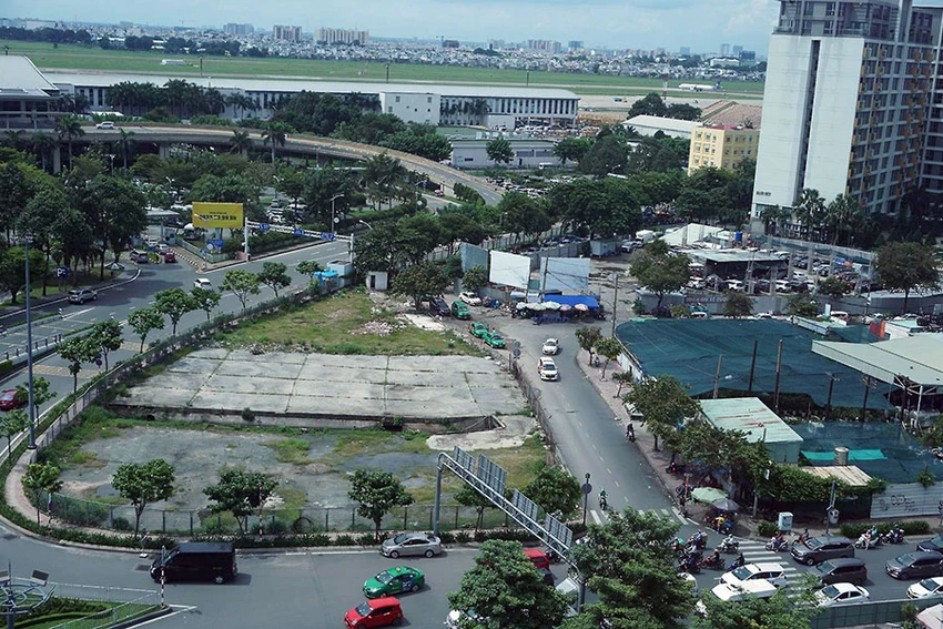 Bãi đệm taxi sân bay Tân Sơn Nhất chưa hoạt động khiến nhiều tài xế phải chạy lòng vòng quanh các tuyến đường gần sân bay. Ảnh: ĐT Bãi đệm taxi sân bay Tân Sơn Nhất chưa hoạt động khiến nhiều tài xế phải chạy lòng vòng quanh các tuyến đường gần sân bay. Ảnh: ĐT