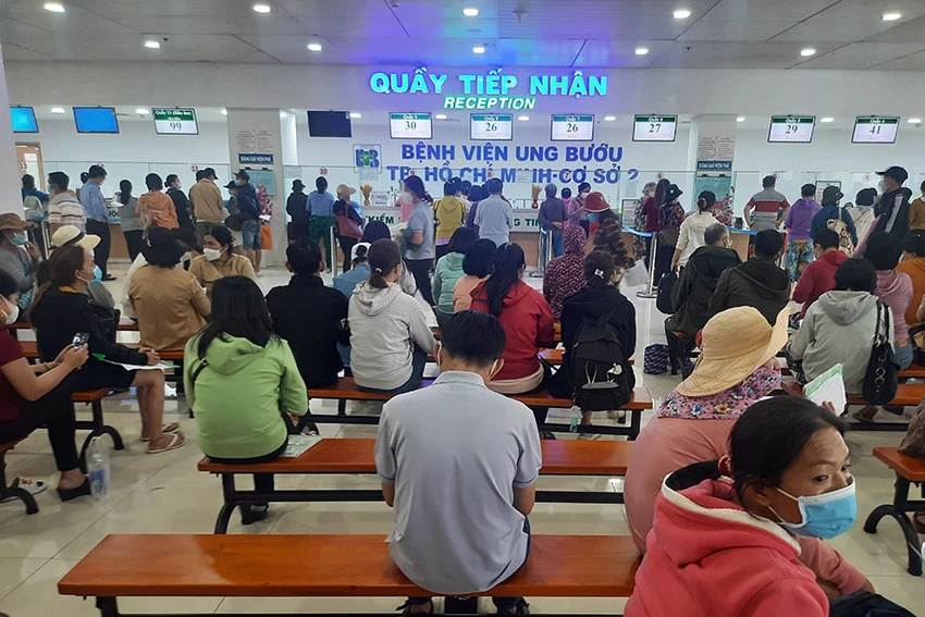 Rất đông bệnh nhân đến khám tại BV Ung bướu TP.HCM cơ sở 2 vào sáng 3-2. Ảnh: TRẦN MINH Rất đông bệnh nhân đến khám tại BV Ung bướu TP.HCM cơ sở 2 vào sáng 3-2. Ảnh: TRẦN MINH