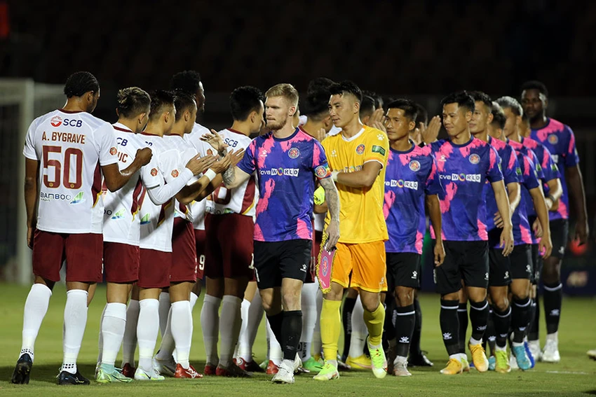 Derby Sài Gòn giữa hai đội bóng TP.HCM mùa trước, nay thì một cái tên tự xóa sổ, một vất vả lo kinh phí để tồn tại. Ảnh: ANH PHƯƠNG Derby Sài Gòn giữa hai đội bóng TP.HCM mùa trước, nay thì một cái tên tự xóa sổ, một vất vả lo kinh phí để tồn tại. Ảnh: ANH PHƯƠNG