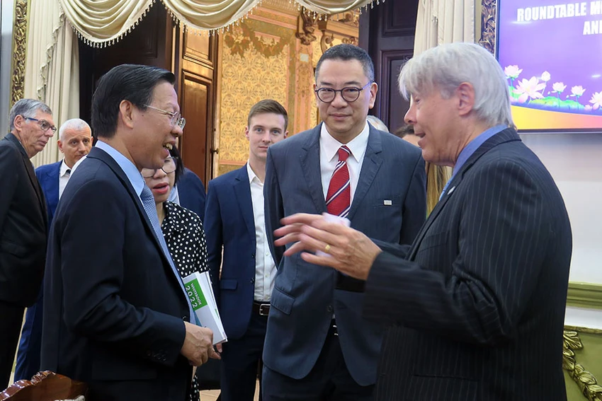 Chủ tịch UBND TP.HCM Phan Văn Mãi trao đổi với các hiệp hội doanh nghiệp nước ngoài. Ảnh: Thanhuytp.hcm Chủ tịch UBND TP.HCM Phan Văn Mãi trao đổi với các hiệp hội doanh nghiệp nước ngoài. Ảnh: Thanhuytp.hcm