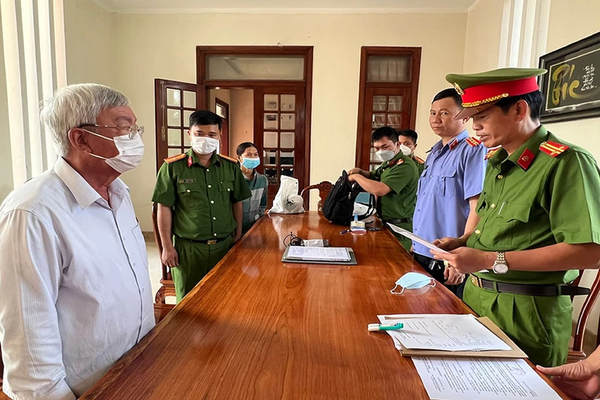 Nguyên giám đốc Sở TN&MT Lê Viết Hưng nghe tống đạt quyết định khởi tố bị can. Ảnh: VH Nguyên giám đốc Sở TN&MT Lê Viết Hưng nghe tống đạt quyết định khởi tố bị can. Ảnh: VH