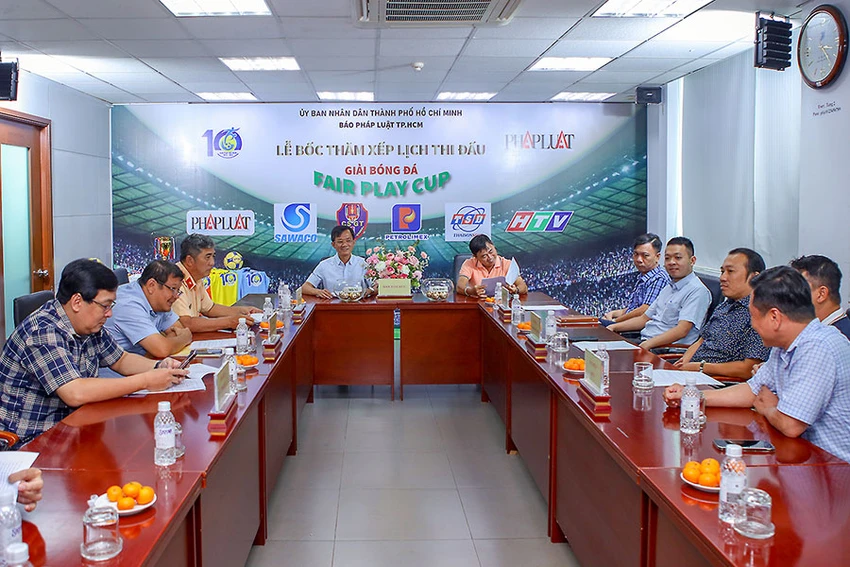 Buổi họp thông qua điều lệ và lễ bốc thăm. Buổi họp thông qua điều lệ và lễ bốc thăm.