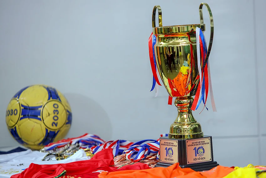 Chiếc cúp vàng sẽ được trao cho đội vô địch trong đêm gala công bố các giải thưởng Fair Play 2022 tại Nhà hát Hòa Bình vào tối 3-3. Chiếc cúp vàng sẽ được trao cho đội vô địch trong đêm gala công bố các giải thưởng Fair Play 2022 tại Nhà hát Hòa Bình vào tối 3-3.