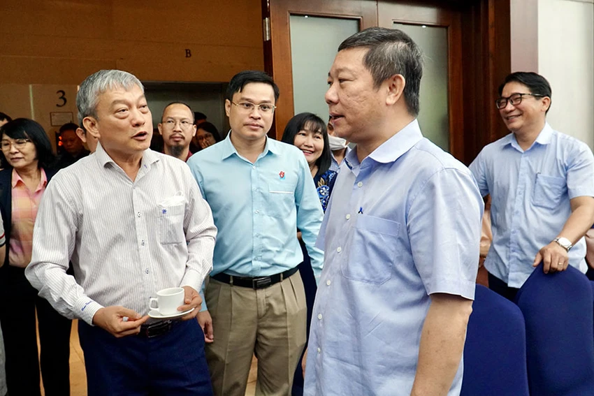 Phó Chủ tịch UBND TP.HCM Dương Anh Đức thảo luận với các chuyên gia về ứng dụng ChatGPT tại buổi tọa đàm. Ảnh: BẢO PHƯƠNG Phó Chủ tịch UBND TP.HCM Dương Anh Đức thảo luận với các chuyên gia về ứng dụng ChatGPT tại buổi tọa đàm. Ảnh: BẢO PHƯƠNG