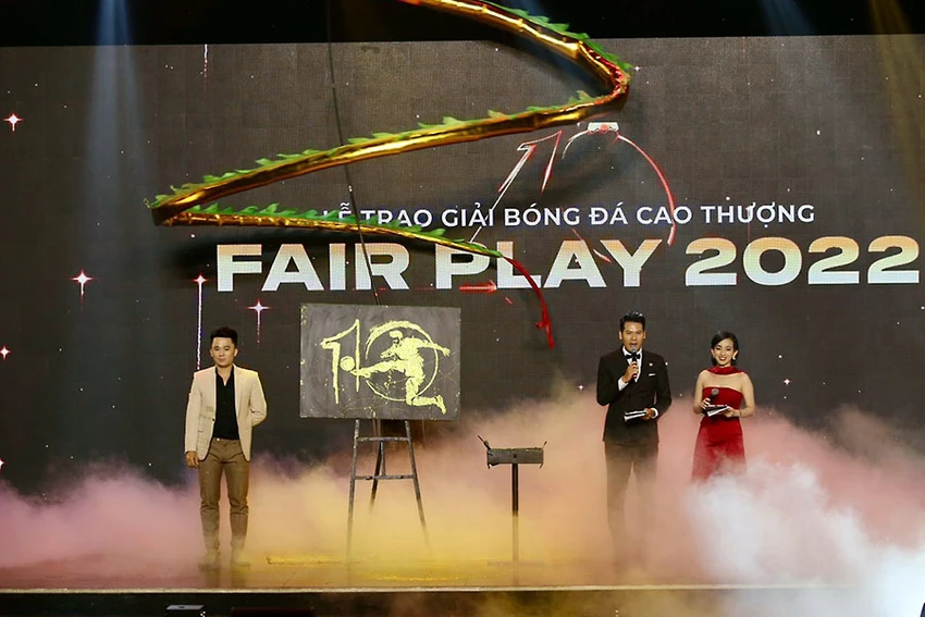 Mở đầu với tiết mục múa rồng và vẽ tranh kim tuyến 10 năm Fair Play thật ấn tượng. Mở đầu với tiết mục múa rồng và vẽ tranh kim tuyến 10 năm Fair Play thật ấn tượng.