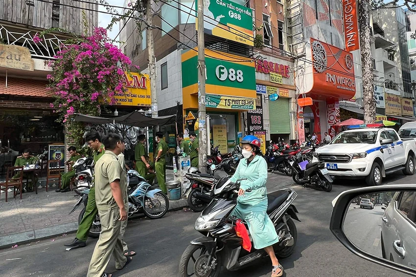Công an phong tỏa khu vực đoạn trước chi nhánh Công ty F88 trên đường Trần Quang Khải, quận 1. Ảnh: NT Công an phong tỏa khu vực đoạn trước chi nhánh Công ty F88 trên đường Trần Quang Khải, quận 1. Ảnh: NT