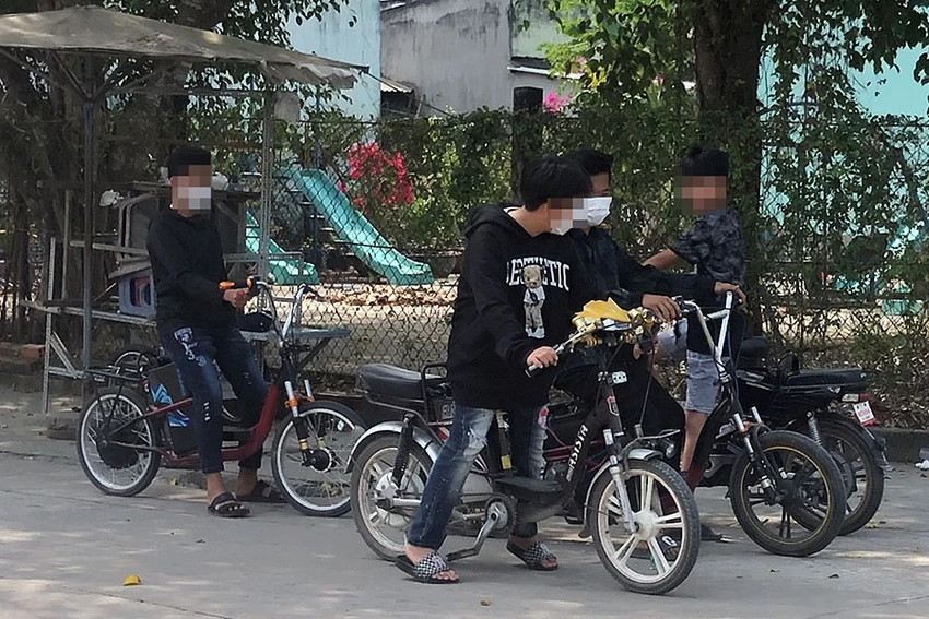 Các học sinh tụ tập thử xe đạp điện. Ảnh: H.DU Các học sinh tụ tập thử xe đạp điện. Ảnh: H.DU