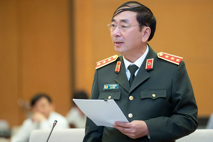 Thứ trưởng Bộ Công an Trần Quốc Tỏ báo cáo tại phiên họp chiều 15-3 của Ủy ban Thường vụ Quốc hội. Ảnh: PHẠM THẮNG