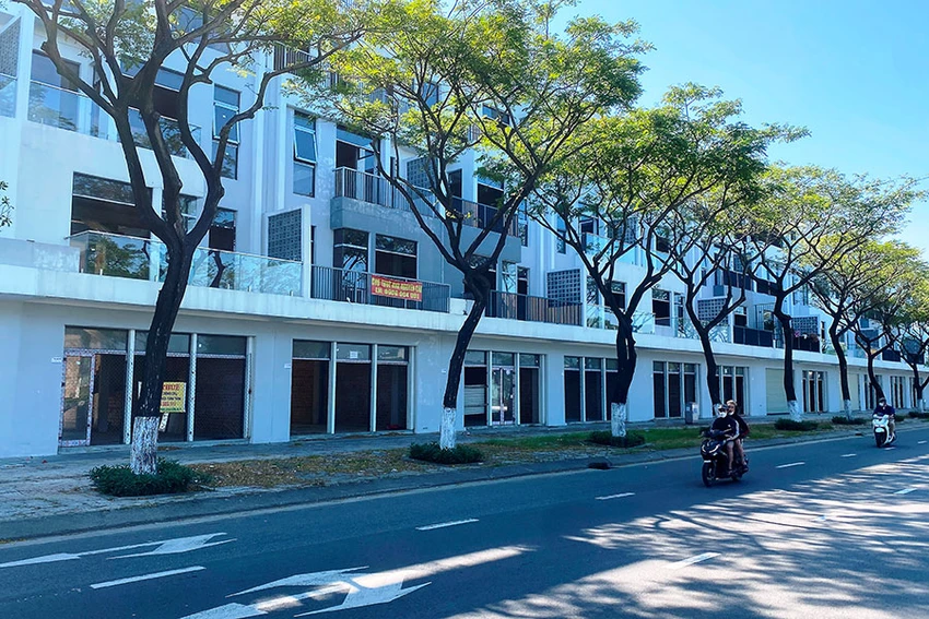 Một dãy shophouse có hơn chục căn bị đập vỡ kính, trộm khung nhôm. Ảnh: HẢI HIẾU Một dãy shophouse có hơn chục căn bị đập vỡ kính, trộm khung nhôm. Ảnh: HẢI HIẾU