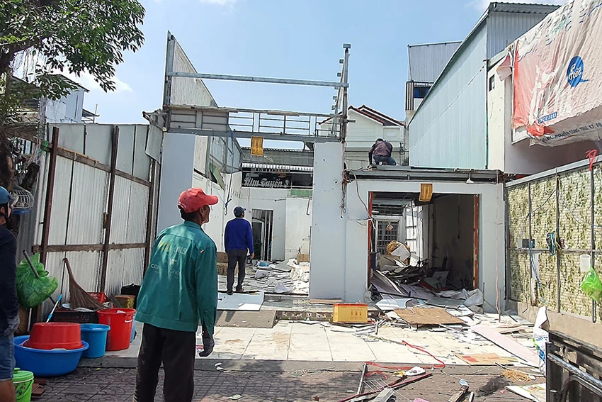 Nhà ông Nguyện (bên trái) bị tháo dỡ dù chưa có quyết định cưỡng chế. Ảnh: T.VŨ Nhà ông Nguyện (bên trái) bị tháo dỡ dù chưa có quyết định cưỡng chế. Ảnh: T.VŨ
