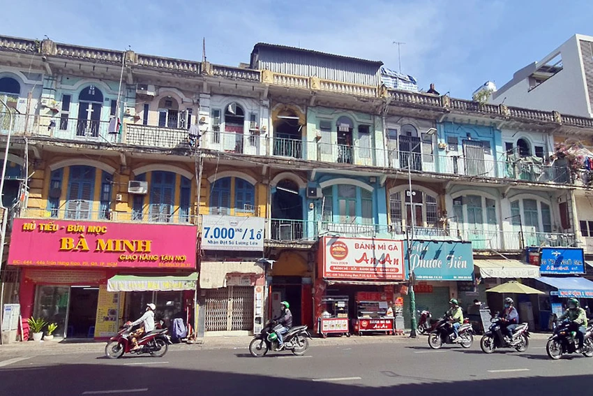 Người dân ở chung cư 440 Trần Hưng Đạo (phường 11, quận 5, TP.HCM) vừa được di dời đến nơi tạm cư mới nhưng nhiều người vẫn băn khoăn về phương án bồi thường. Ảnh: NGUYỄN CHÂU