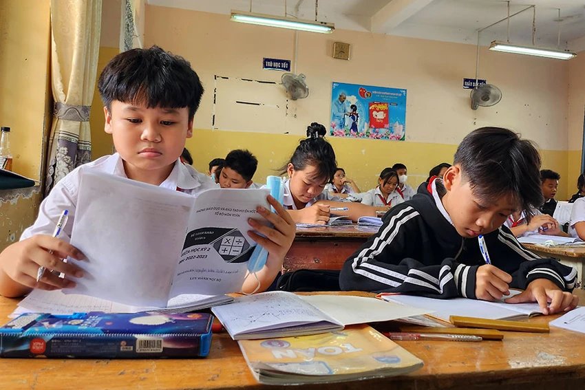 Một giờ học của học sinh Trường THCS Tô Ký, huyện Hóc Môn. Ảnh: NGUYỄN QUYÊN Một giờ học của học sinh Trường THCS Tô Ký, huyện Hóc Môn. Ảnh: NGUYỄN QUYÊN