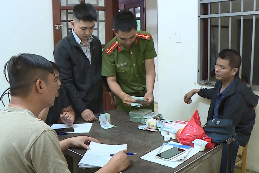 Công an lấy lời khai ban đầu đối với Yang Zhong Wu. Ảnh: CA Công an lấy lời khai ban đầu đối với Yang Zhong Wu. Ảnh: CA