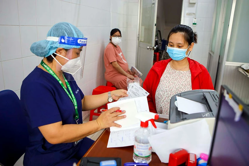 Điều 100 dự thảo Luật BHXH (sửa đổi) đã đề xuất bổ sung chế độ thai sản vào nhóm quyền lợi mà người tham gia BHXH tự nguyện được hưởng khi lao động nữ sinh con. Ảnh: NGUYỆT NHI Điều 100 dự thảo Luật BHXH (sửa đổi) đã đề xuất bổ sung chế độ thai sản vào nhóm quyền lợi mà người tham gia BHXH tự nguyện được hưởng khi lao động nữ sinh con. Ảnh: NGUYỆT NHI