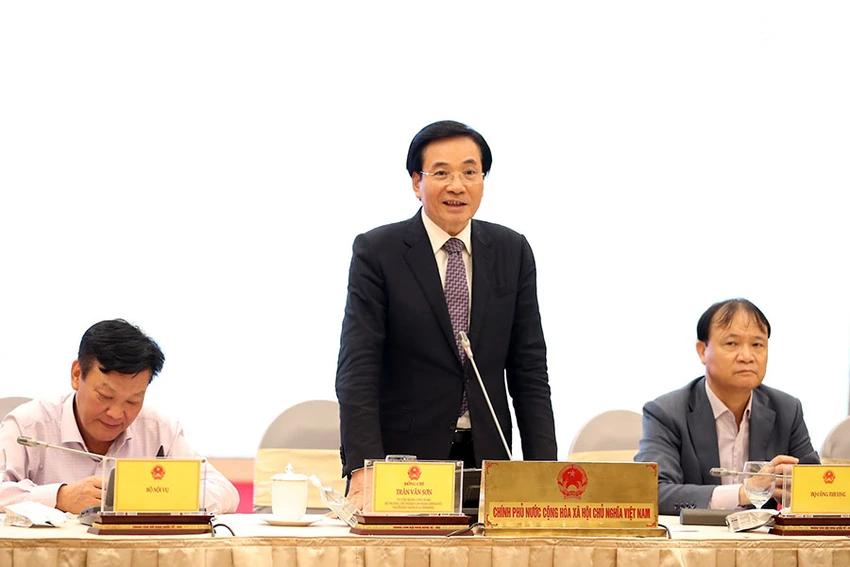Bộ trưởng, Chủ nhiệm Văn phòng Chính phủ Trần Văn Sơn chủ trì cuộc họp báo Chính phủ chiều tối 3-4. Ảnh: NHẬT BẮC