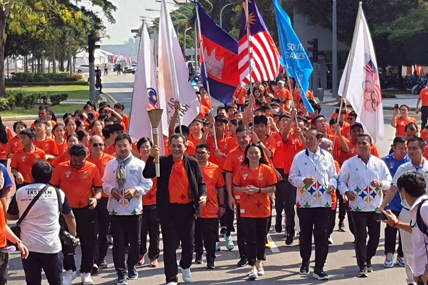 Lễ rước đuốc SEA Games vòng quanh các nước Đông Nam Á trước khi thắp trên lễ đài trong đêm khai mạc 5-5. Ảnh: PNP Lễ rước đuốc SEA Games vòng quanh các nước Đông Nam Á trước khi thắp trên lễ đài trong đêm khai mạc 5-5. Ảnh: PNP