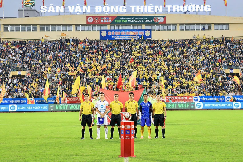 Tổ trọng tài Trương Hồng Vũ vừa gây ra nhiều tranh cãi ở sân Thiên Trường. Ảnh: VPF Tổ trọng tài Trương Hồng Vũ vừa gây ra nhiều tranh cãi ở sân Thiên Trường. Ảnh: VPF