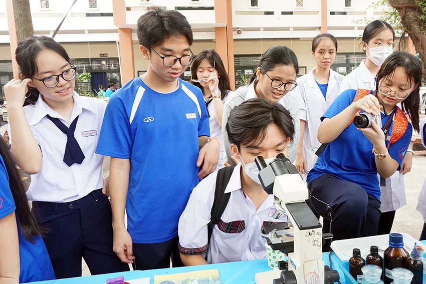 Học sinh tham quan gian hàng câu lạc bộ tổ sinh học tại Trường THPT Nguyễn Hữu Huân, TP Thủ Đức, TP.HCM. Ảnh: NGUYỄN QUYÊN Học sinh tham quan gian hàng câu lạc bộ tổ sinh học tại Trường THPT Nguyễn Hữu Huân, TP Thủ Đức, TP.HCM. Ảnh: NGUYỄN QUYÊN