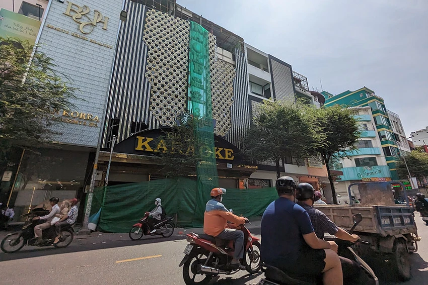 Hiện tại nhiều quán karaoke đang gặp khó về quy định PCCC. Ảnh: THU HÀ