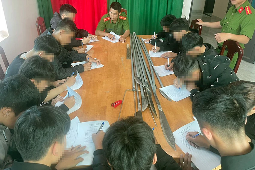 Công an xã Hiệp Thạnh ngăn chặn nhóm thanh niên chuẩn bị hung khí hẹn đánh nhau. Ảnh: CACC Công an xã Hiệp Thạnh ngăn chặn nhóm thanh niên chuẩn bị hung khí hẹn đánh nhau. Ảnh: CACC