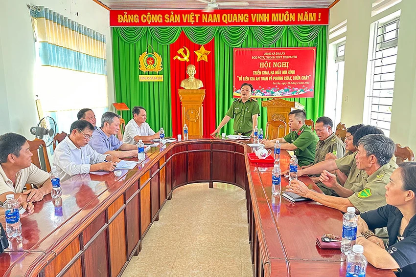 Trưởng Công an xã Đạ Lây phổ biến xây dựng mô hình bảo vệ an ninh trật tự, PCCC trong địa bàn dân cư. Ảnh: CTV Trưởng Công an xã Đạ Lây phổ biến xây dựng mô hình bảo vệ an ninh trật tự, PCCC trong địa bàn dân cư. Ảnh: CTV