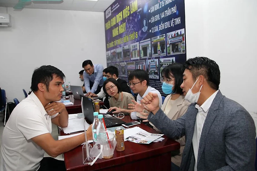 Nhân viên BHXH Việt Nam giải thích các chính sách về BHXH cho người lao động. Ảnh: V.LONG Nhân viên BHXH Việt Nam giải thích các chính sách về BHXH cho người lao động. Ảnh: V.LONG