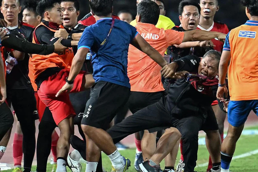 Trưởng đoàn bóng đá Indonesia Sumardji bị đòn nặng nhất khi bị đánh nằm sân lại còn bị giẫm đạp. Ảnh: ANH PHƯƠNG Trưởng đoàn bóng đá Indonesia Sumardji bị đòn nặng nhất khi bị đánh nằm sân lại còn bị giẫm đạp. Ảnh: ANH PHƯƠNG