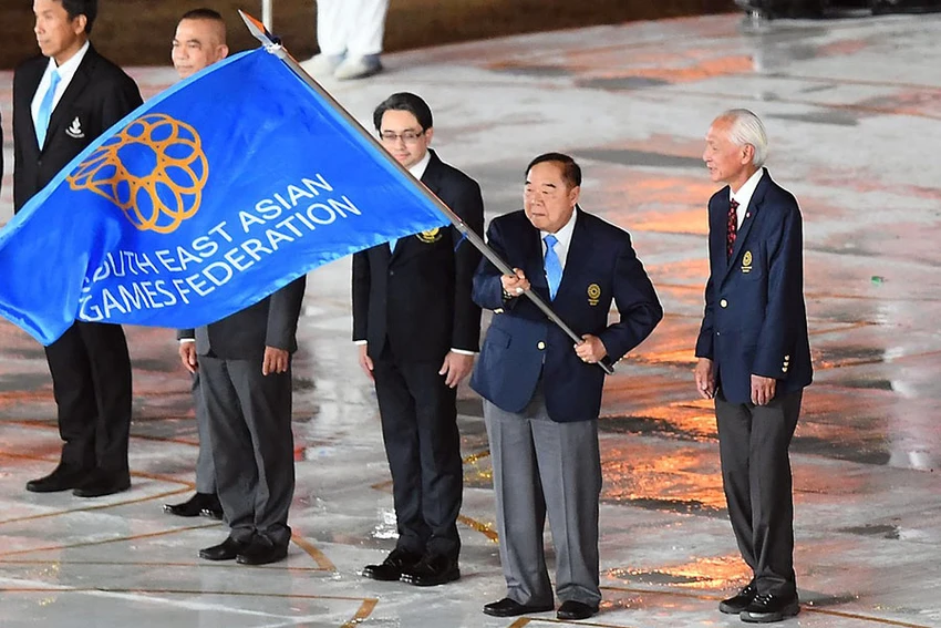 Phó Thủ tướng Thái Lan kiêm Chủ tịch Ủy ban Olympic Thái Lan Prawit Wongsuwon nhận cờ đăng cai SEA Games 2025. Ảnh: AFP Phó Thủ tướng Thái Lan kiêm Chủ tịch Ủy ban Olympic Thái Lan Prawit Wongsuwon nhận cờ đăng cai SEA Games 2025. Ảnh: AFP