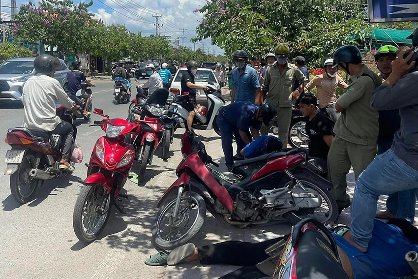 Đội dân phòng liên xã vây bắt hai nhóm thanh thiếu niên mang hung khí đánh nhau ở thị trấn Bến Lức. Ảnh: HUỲNH DU Đội dân phòng liên xã vây bắt hai nhóm thanh thiếu niên mang hung khí đánh nhau ở thị trấn Bến Lức. Ảnh: HUỲNH DU