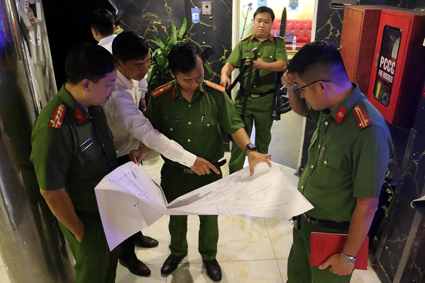 Lực lượng công an kiểm tra công tác PCCC. Ảnh: TH Lực lượng công an kiểm tra công tác PCCC. Ảnh: TH