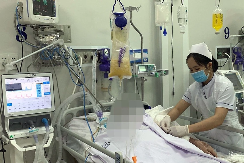 Bác sĩ đang cứu chữa cho bệnh nhân bị ngộ độc khi ăn bánh mì kẹp chả lụa. Ảnh: BVCC Bác sĩ đang cứu chữa cho bệnh nhân bị ngộ độc khi ăn bánh mì kẹp chả lụa. Ảnh: BVCC