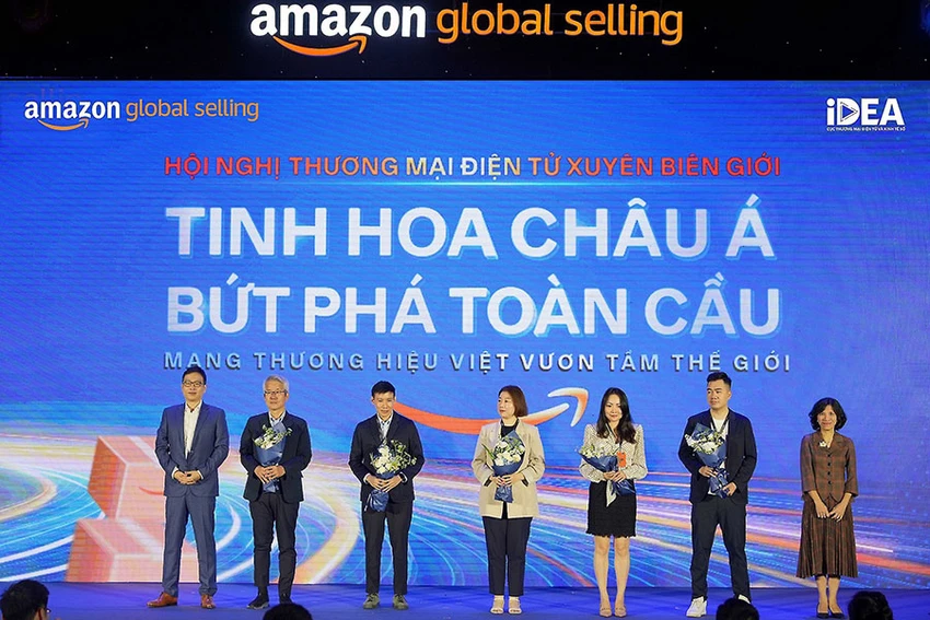 Các đại biểu và chuyên gia tại hội nghị “Thương mại điện tử xuyên biên giới - Tinh hoa châu Á, bứt phá toàn cầu”. Ảnh: MINH TRÚC Các đại biểu và chuyên gia tại hội nghị “Thương mại điện tử xuyên biên giới - Tinh hoa châu Á, bứt phá toàn cầu”. Ảnh: MINH TRÚC
