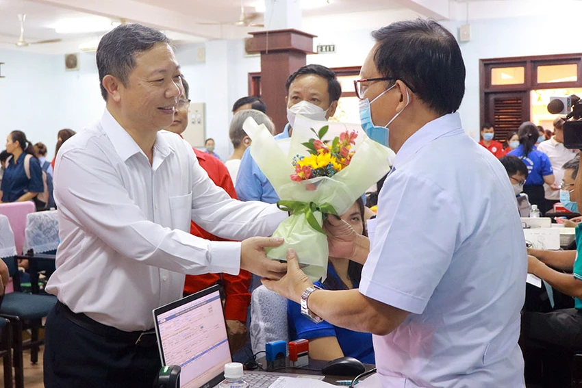 Phó Chủ tịch UBND TP.HCM Dương Anh Đức tặng hoa cho các bác sĩ tại buổi hiến máu tình nguyện. Ảnh: VÕ THƠ Phó Chủ tịch UBND TP.HCM Dương Anh Đức tặng hoa cho các bác sĩ tại buổi hiến máu tình nguyện. Ảnh: VÕ THƠ