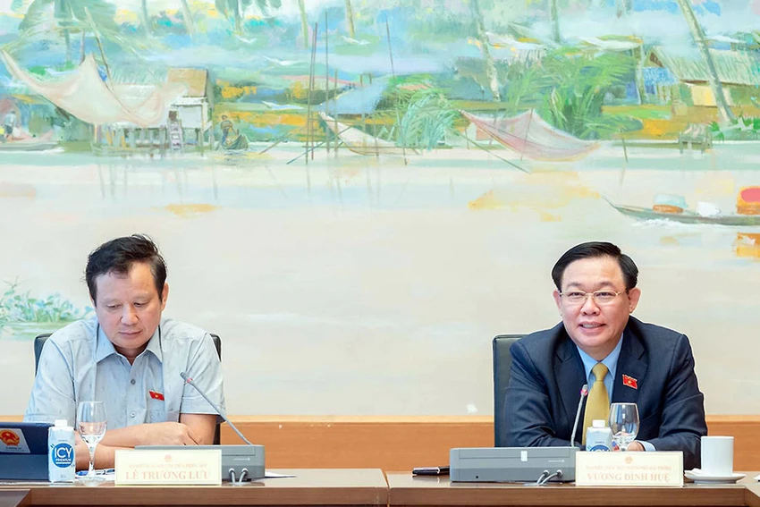 Chủ tịch Quốc hội Vương Đình Huệ (phải) nêu ý kiến tại thảo luận tổ về dự thảo Luật Đất đai (sửa đổi). Ảnh: PHẠM THẮNG Chủ tịch Quốc hội Vương Đình Huệ (phải) nêu ý kiến tại thảo luận tổ về dự thảo Luật Đất đai (sửa đổi). Ảnh: PHẠM THẮNG