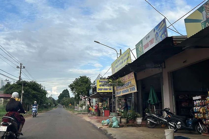 Người dân buôn bán cách trụ sở UBND xã Ea Tiêu khoảng 50 m bình thường trở lại. Ảnh: VŨ LONG Người dân buôn bán cách trụ sở UBND xã Ea Tiêu khoảng 50 m bình thường trở lại. Ảnh: VŨ LONG