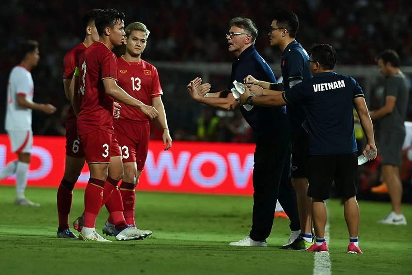HLV Troussier muốn các cầu thủ Việt Nam chơi tấn công và kiểm soát bóng. Ảnh: HẢI THỊNH