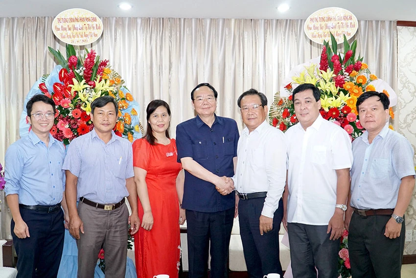 PGS-TS Nguyễn Văn Cường, Phó Cục trưởng Cục Hành chính - Quản trị II, Văn phòng Chính phủ (giữa), chuyển lẵng hoa, lời chúc mừng của Thủ tướng Phạm Minh Chính và Phó Thủ tướng Trần Hồng Hà đến báo Pháp Luật TP.HCM. Ảnh: BẢO PHƯƠNG PGS-TS Nguyễn Văn Cường, Phó Cục trưởng Cục Hành chính - Quản trị II, Văn phòng Chính phủ (giữa), chuyển lẵng hoa, lời chúc mừng của Thủ tướng Phạm Minh Chính và Phó Thủ tướng Trần Hồng Hà đến báo Pháp Luật TP.HCM. Ảnh: BẢO PHƯƠNG