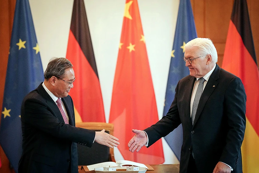 Tổng thống Đức Frank-Walter Steinmeier (phải) tiếp đón Thủ tướng Trung Quốc Lý Cường (trái) ở thủ đô Berlin ngày 20-6. Ảnh: AFP Tổng thống Đức Frank-Walter Steinmeier (phải) tiếp đón Thủ tướng Trung Quốc Lý Cường (trái) ở thủ đô Berlin ngày 20-6. Ảnh: AFP
