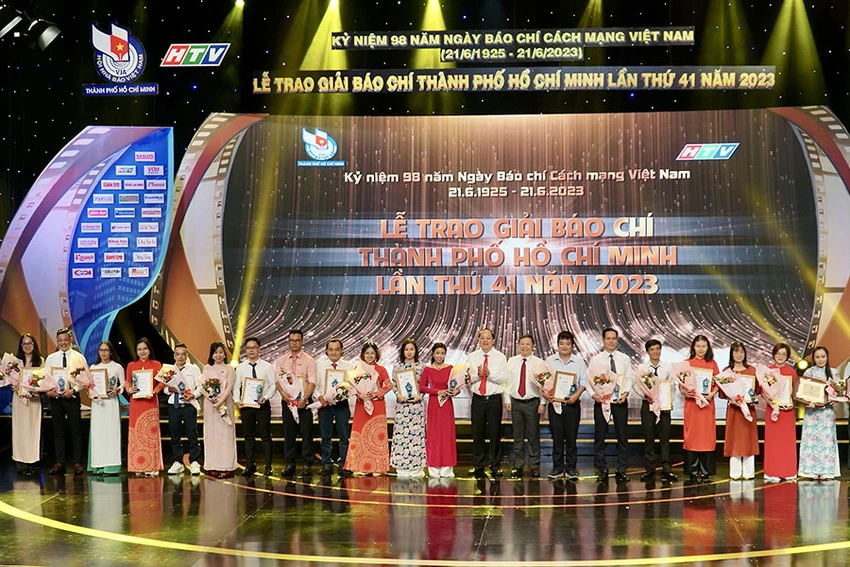Phó Bí thư Thành ủy TP.HCM Nguyễn Hồ Hải và Phó Chủ tịch UBND TP.HCM Dương Anh Đức trao giải nhì cho các cá nhân, tập thể đoạt giải. Ảnh: BẢO PHƯƠNG