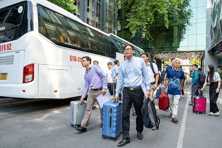 Cán bộ, giảng viên Trường ĐH Công nghiệp Thực phẩm TP.HCM chuẩn bị hành lý di chuyển đến tỉnh An Giang làm nhiệm vụ. Ảnh: THÁI SƠN Cán bộ, giảng viên Trường ĐH Công nghiệp Thực phẩm TP.HCM chuẩn bị hành lý di chuyển đến tỉnh An Giang làm nhiệm vụ. Ảnh: THÁI SƠN