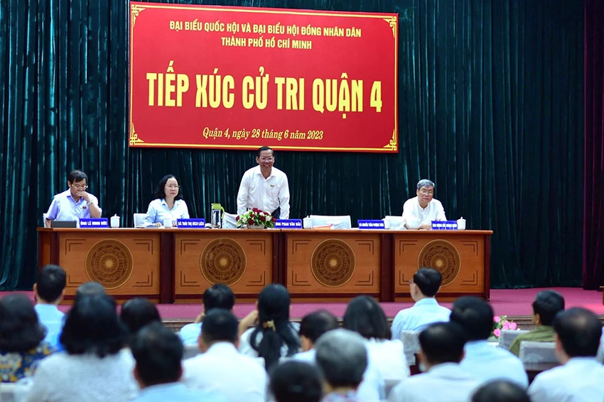 Chủ tịch UBND TP.HCM Phan Văn Mãi đang trao đổi với cử tri quận 4. Ảnh: HÀ THƯ Chủ tịch UBND TP.HCM Phan Văn Mãi đang trao đổi với cử tri quận 4. Ảnh: HÀ THƯ